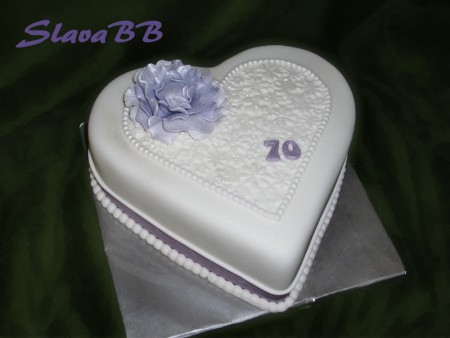 Torta "Srdiečko - Heart cake " cesto: orechové plnka: čokoládová a karamelová váha: 3,7 kg